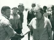 La premier israeliana Golda Meir visita il campo di Abu Rudeis (1970) (ph. https://www.kedem-auctions.com/) 